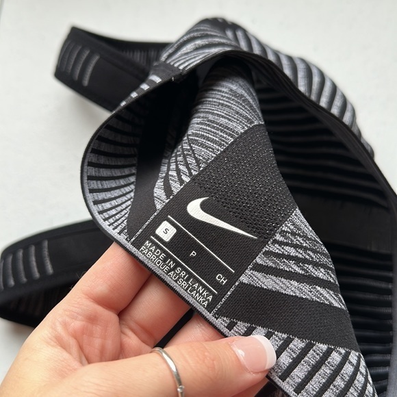 Nike Women's FE/NOM Flyknit High-Support Non-Padded Sports Bra - Picture 5 of 6